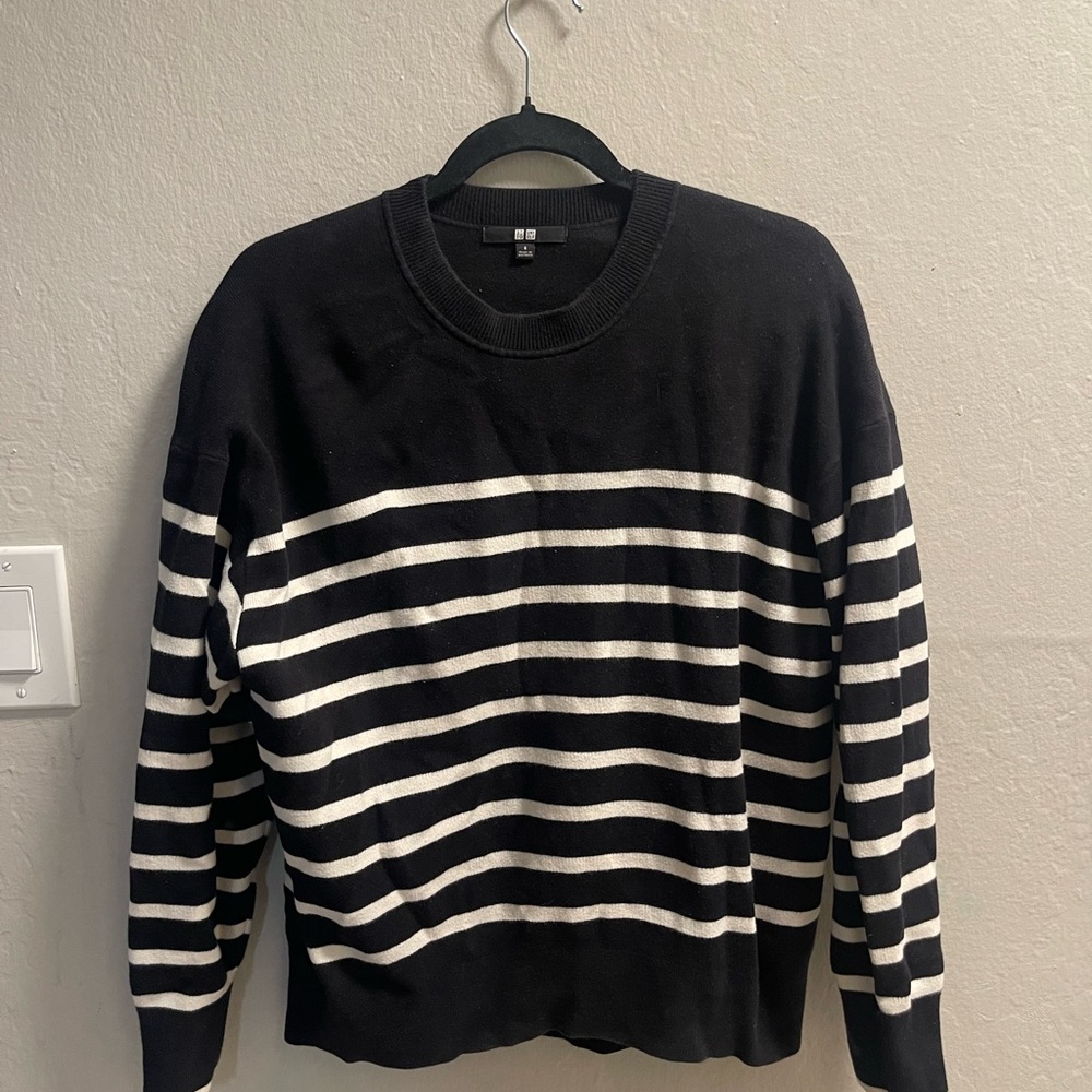 Uniqlo Women’s Black and White Striped Sweater